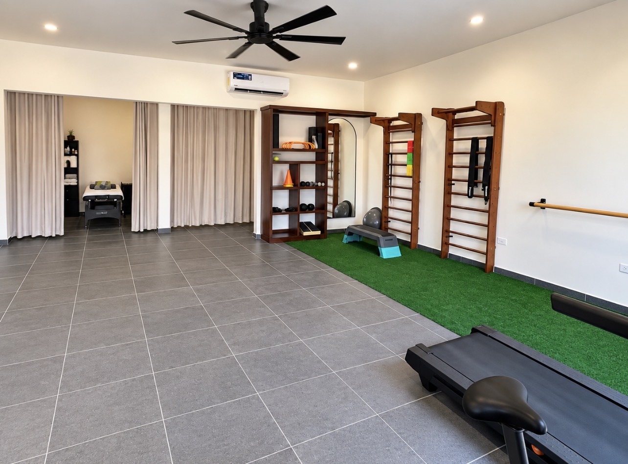 Open therapy studio with wall bars and turf area at Fisiostation in Puerto Peñasco