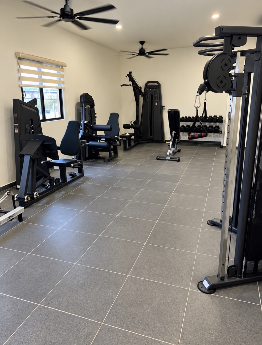 Strength training equipment at Fisiostation