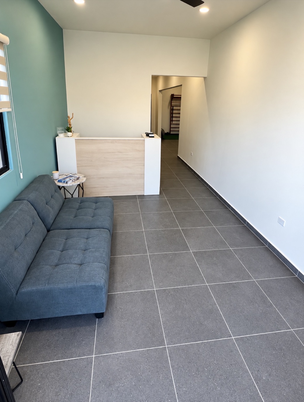 Reception and waiting area at Fisiostation